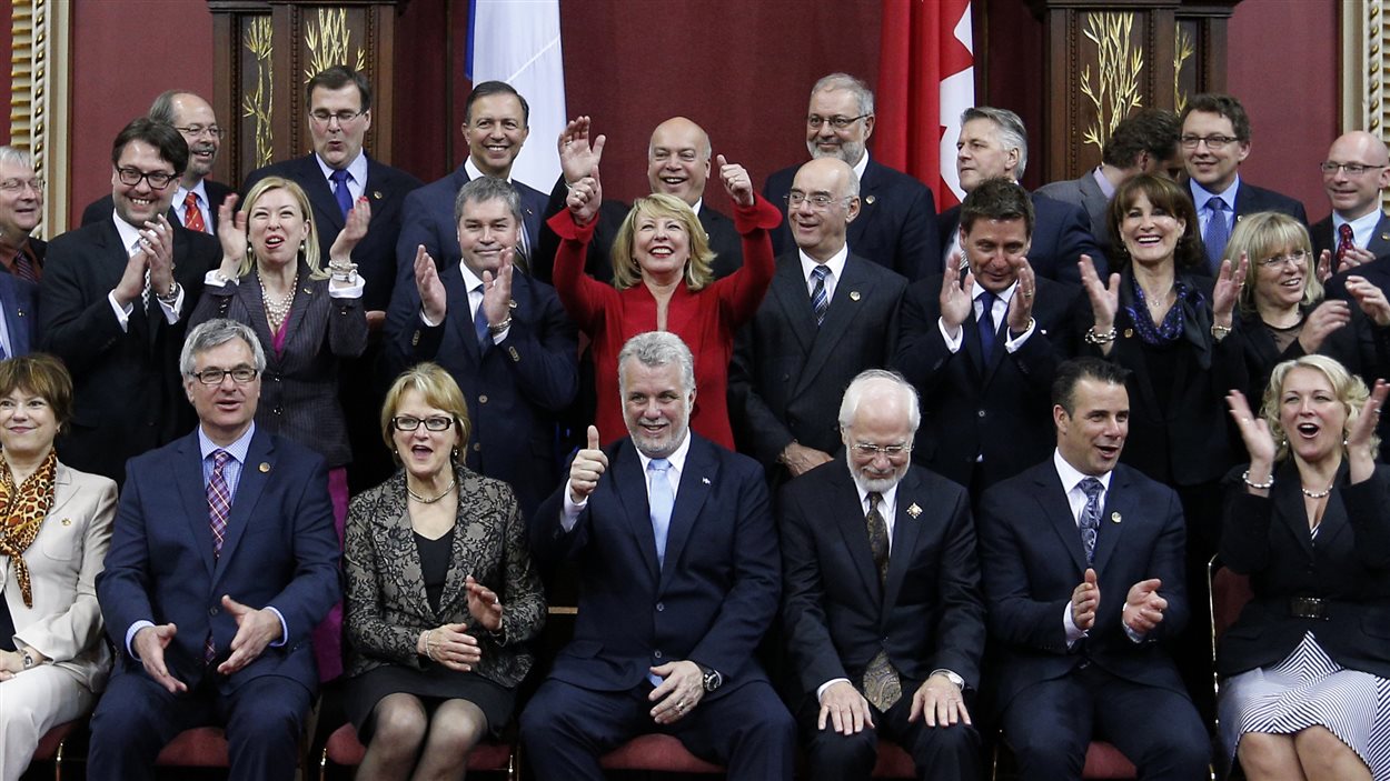 Philippe Couillard entouré de ses ministres