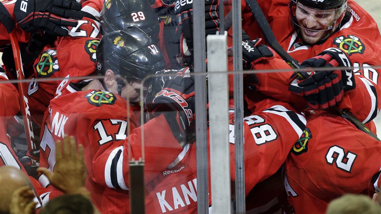 Patrick Kane entouré de ses coéquipiers