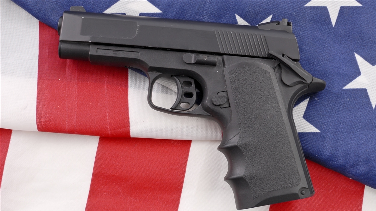 Arme à feu et drapeau américain