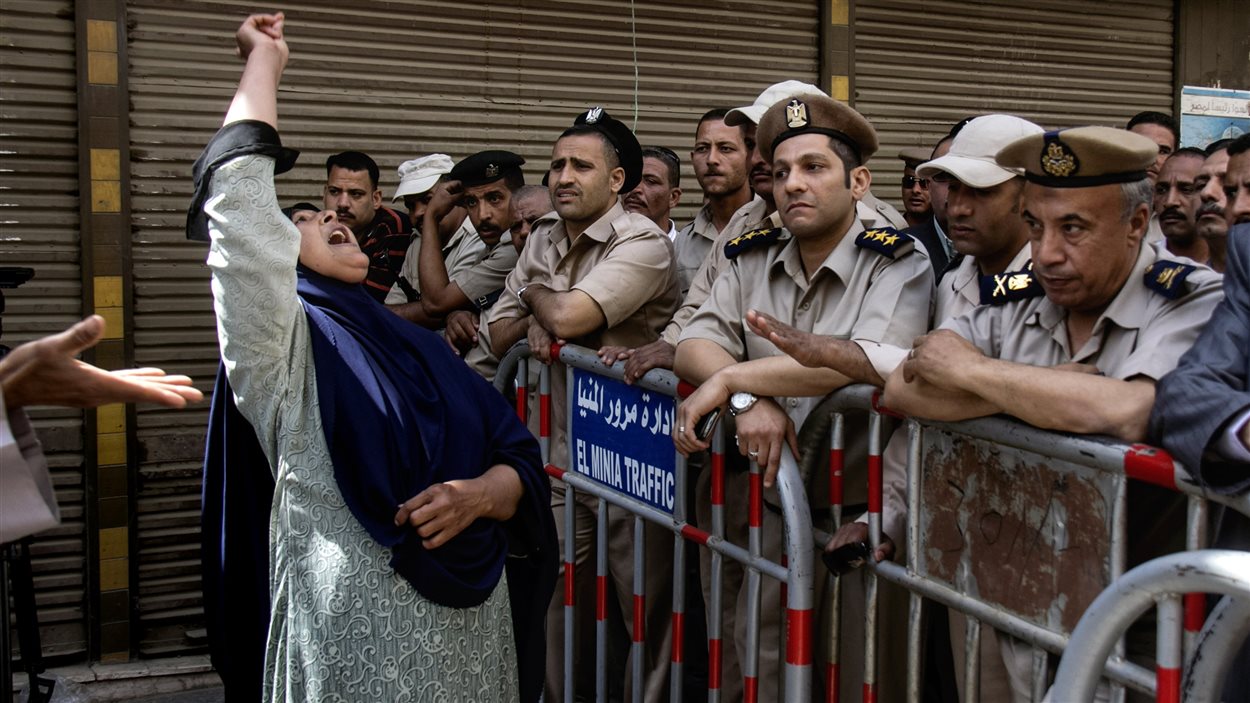 Une Égyptienne pleure la décision d'un juge de condamner à mort 683 partisans du président déchu Mohammed Morsi.