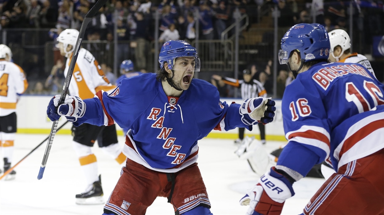 Mats Zuccarello et Derick Brassard célèbrent le deuxième but des Rangers.