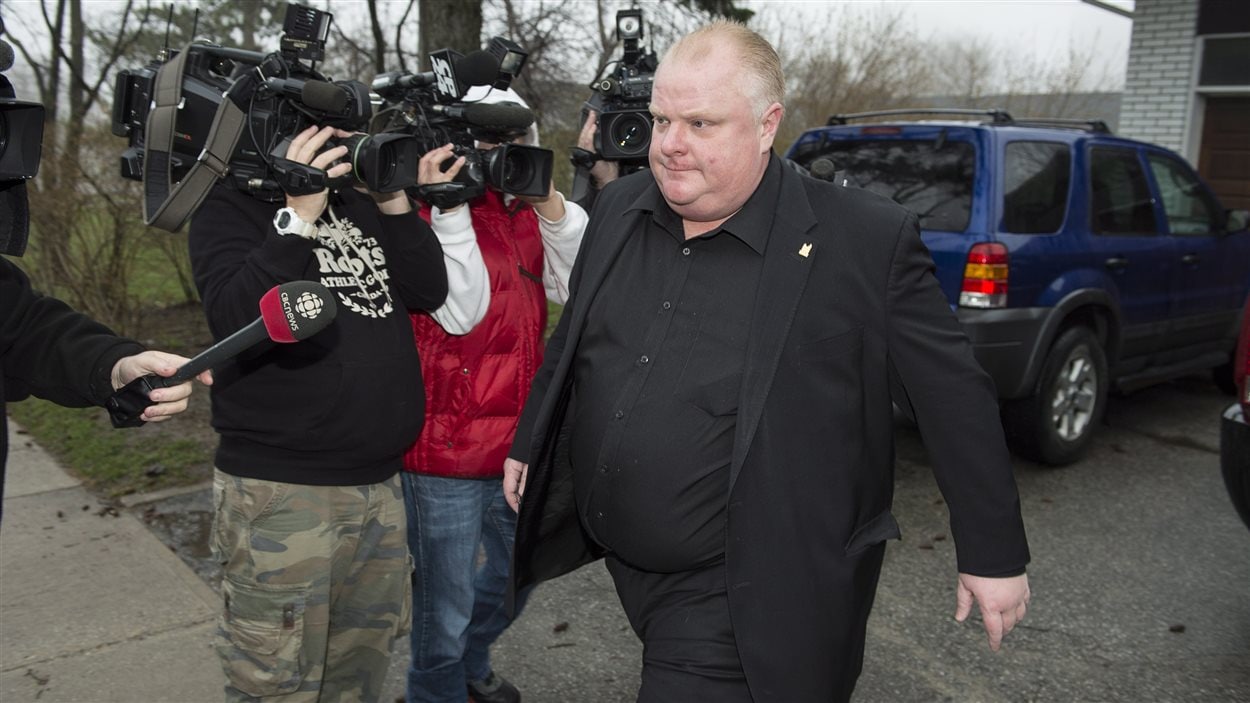 Rob Ford quittant sa résidence, jeudi matin
