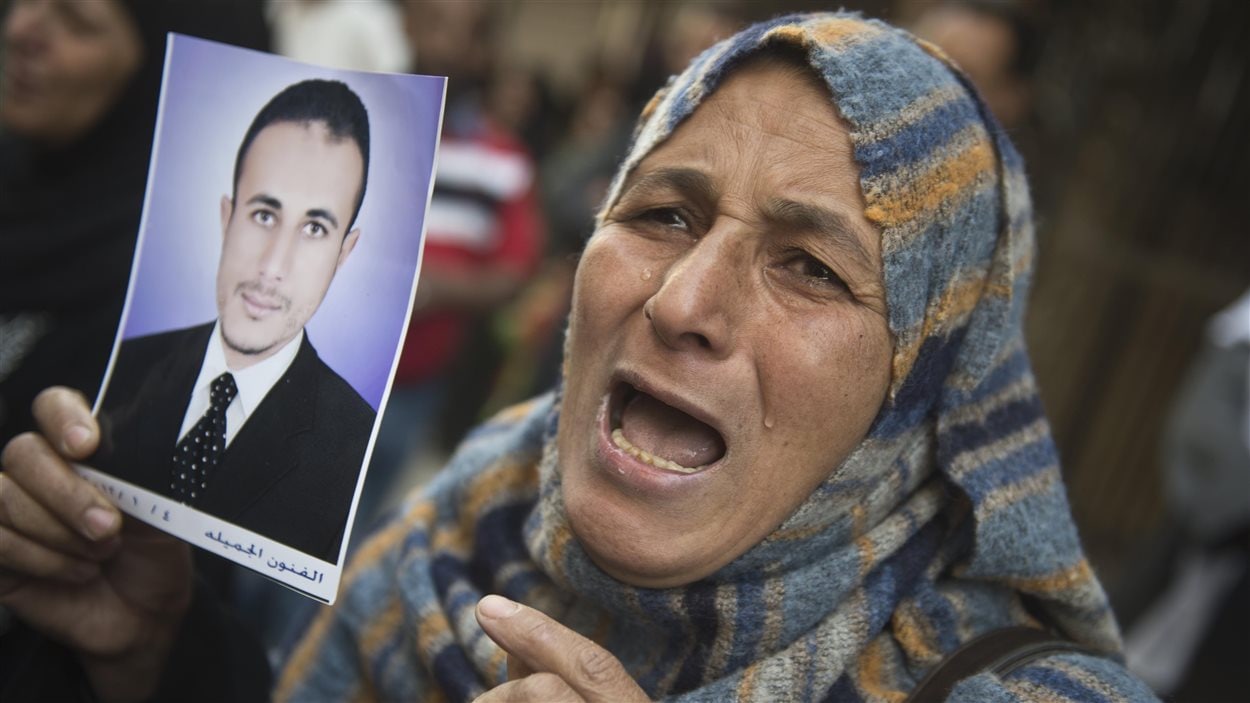 Une femme pleure la condamnation à mort d'un de ses proches, en Égypte. 
