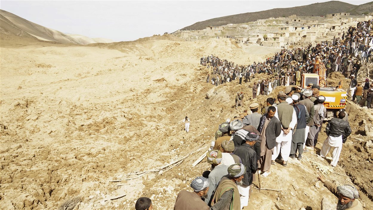 Des villageois sur le site du glissement de terrain dans la province de Badakhshan