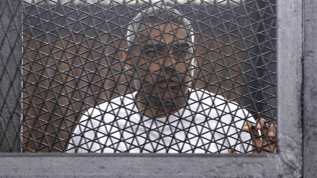 Le journaliste Mohamed Fahmy dans une cage au palais de justice de l'Académie de police au Caire