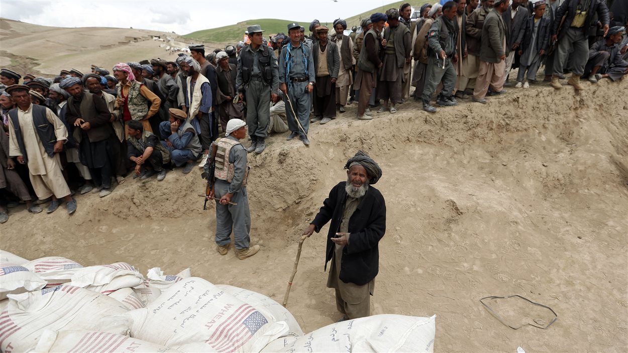 Des victimes des glissements de terrain en Afghanisan attendent de l'aide.