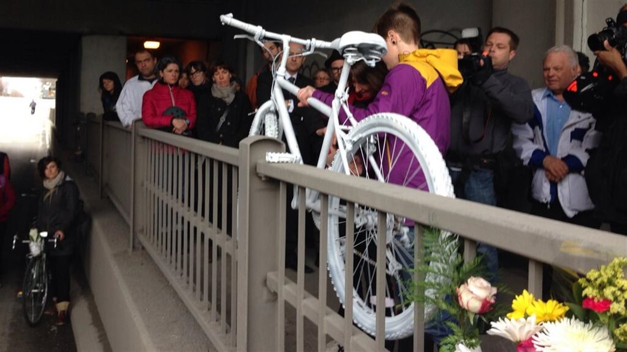 Plusieurs dizaines de personnes étaient présentes lors d'une cérémonie à la mémoire de la cycliste tuée la semaine dernière.