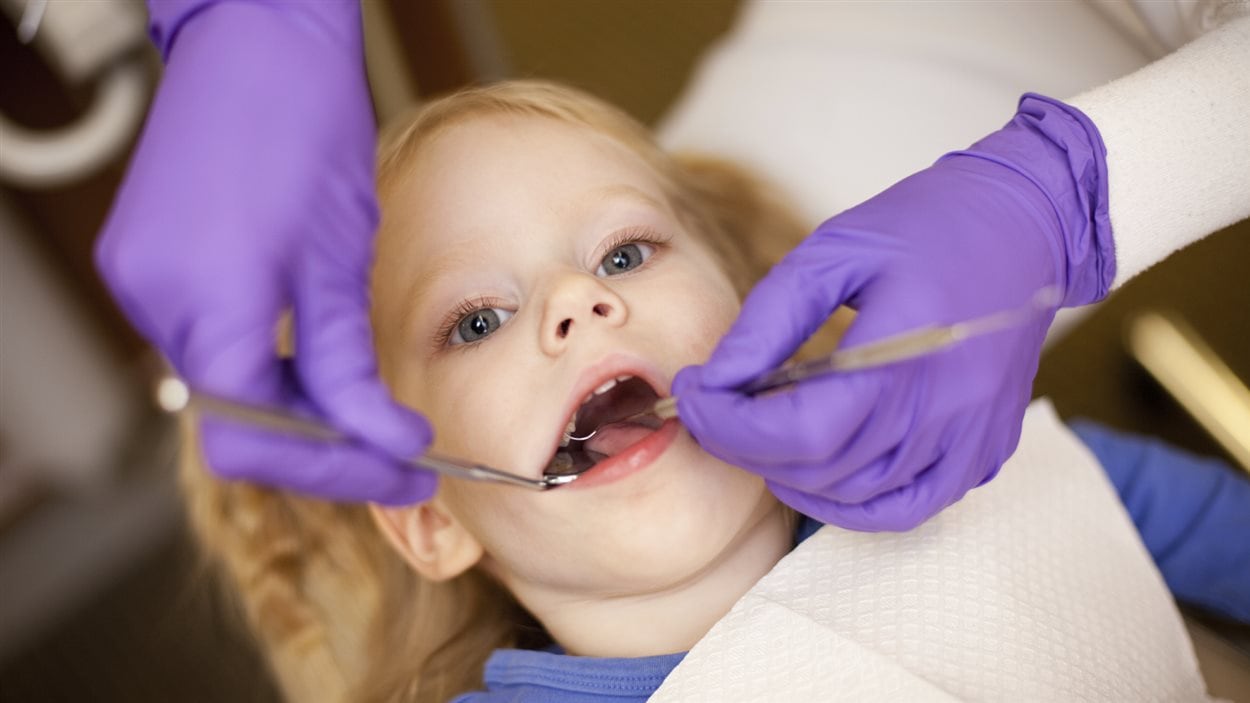 Jeune enfant chez le dentiste