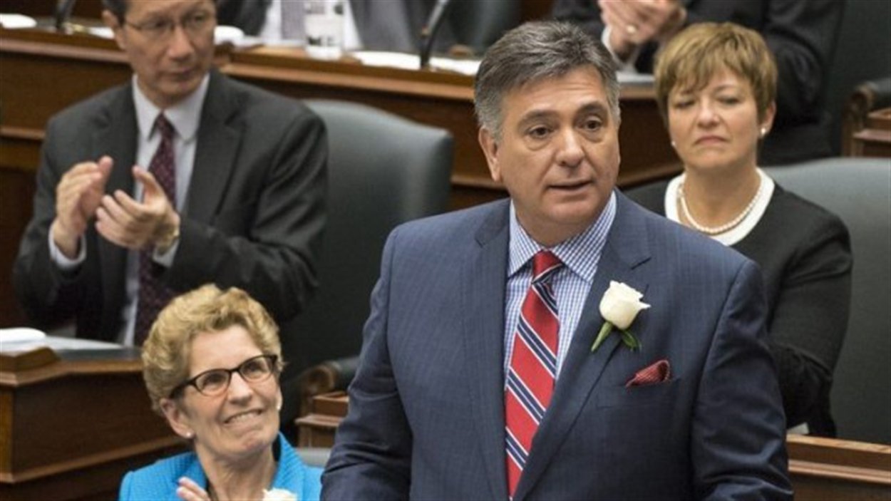 Le ministre des Finances de l'Ontario, Charles Sousa, prévoit un déficit de 12,5 milliards de dollars dans le budget 2014-2015 de 130,4 milliards dévoilé il y a deux semaines.
La dette nette ontarienne sera de 317,2 milliards $ dans deux ans, ce qui représente 21 019 $ par personne. Lorsque les libéraux ont pris le pouvoir en Ontario en 2003-2004, la dette nette était de 10 971 $ par personne.
