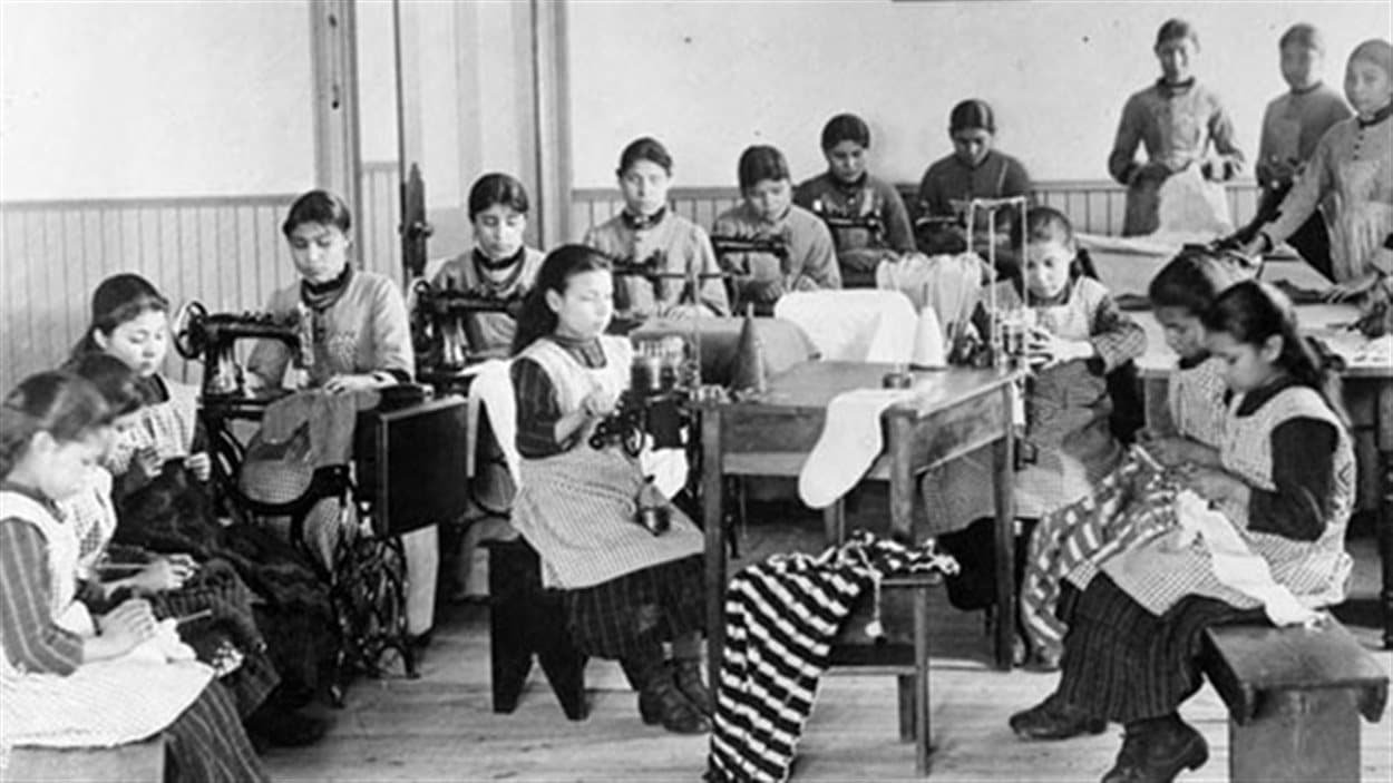 Des élèves d'un pensionnat autochtone de Fort Resolution, dans les Territoires du Nord-Ouest, sont vus dans une photo d'archives.