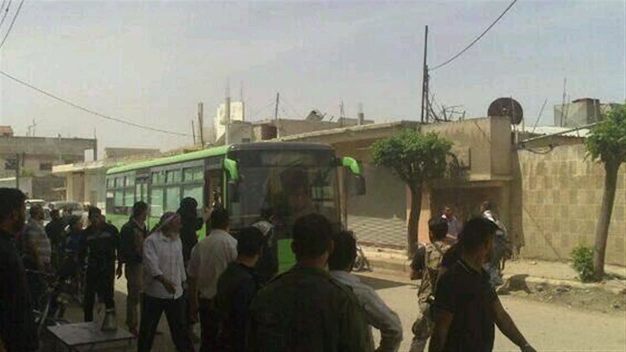 Des autocars devant permettre aux rebelles de quitter les lieux ont fait leur entrée dans la vieille ville de Homs.