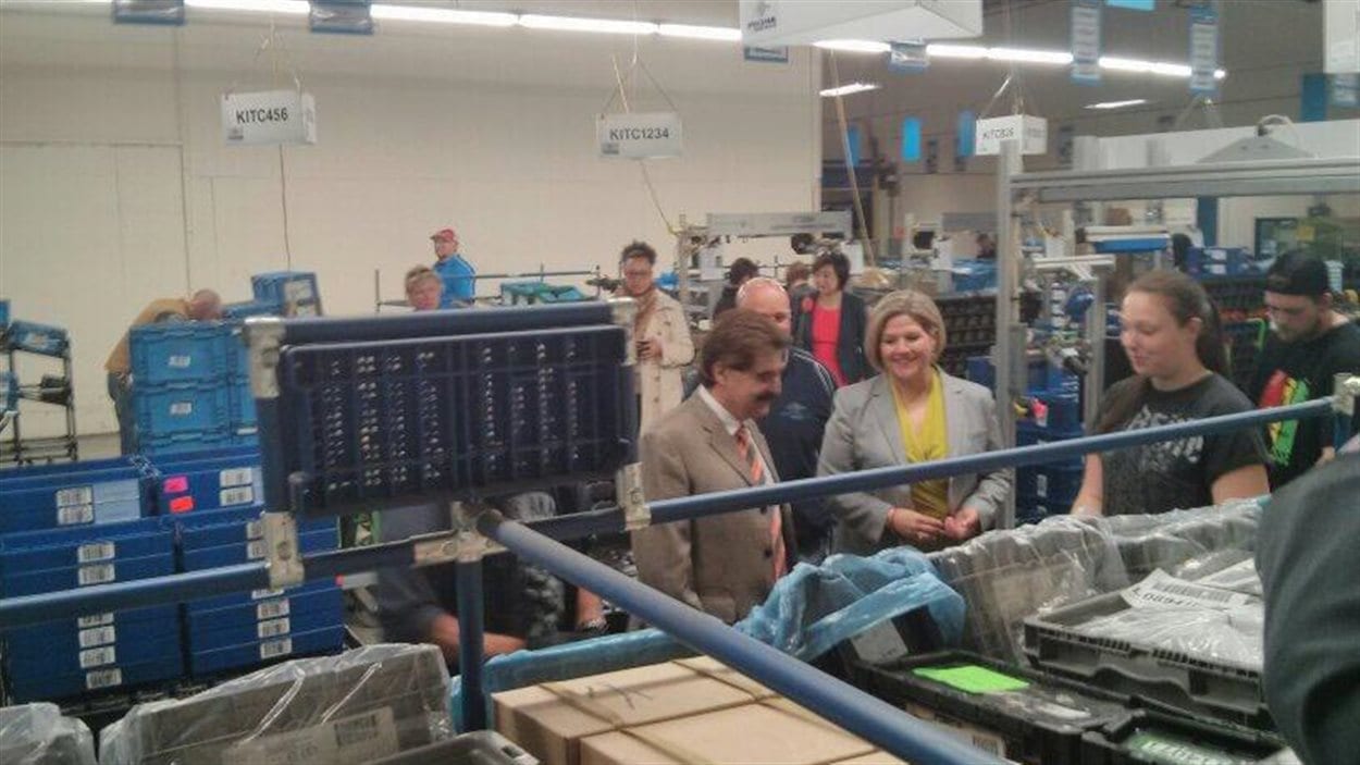 La chef néo-démocrate visite une usine de fabrication de pièces automobiles à Niagara Falls.