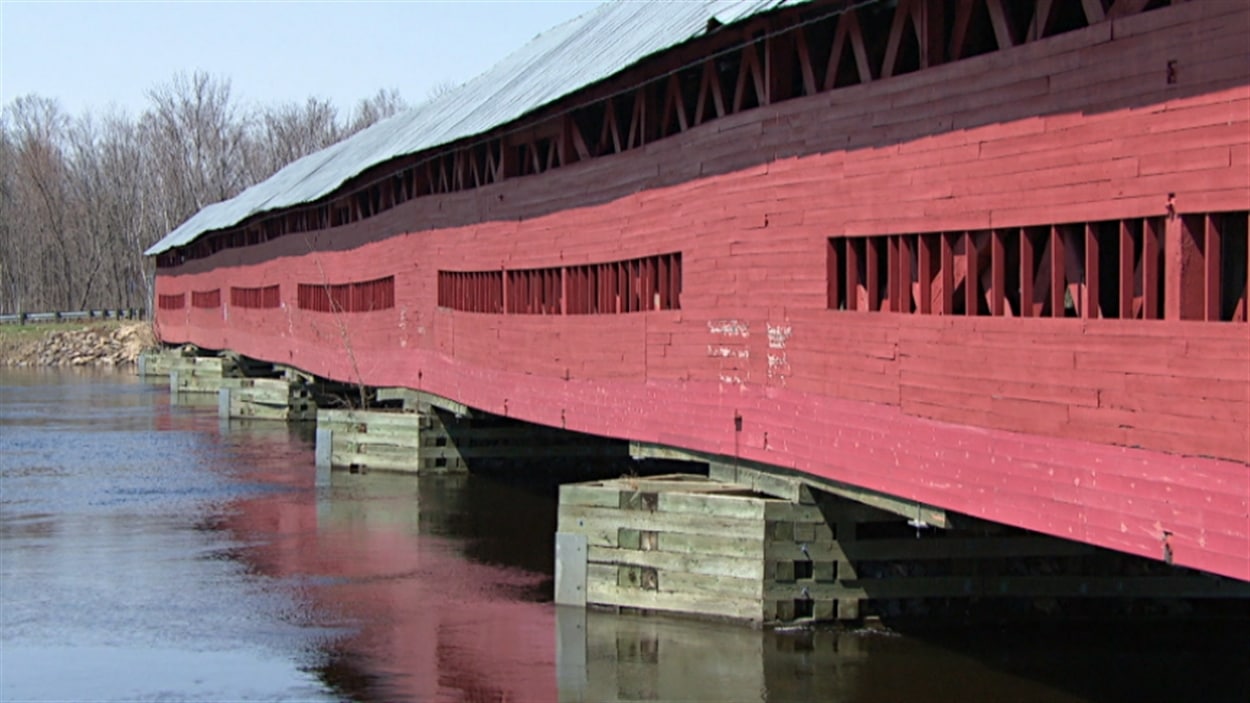 Le pont Félix-Gabriel-Marchand, qui enjambe la rivière Coulonge dans la municipalité de Mansfield-et-Pontefract, en Outaouais, est le plus long pont couvert au Québec (archives).