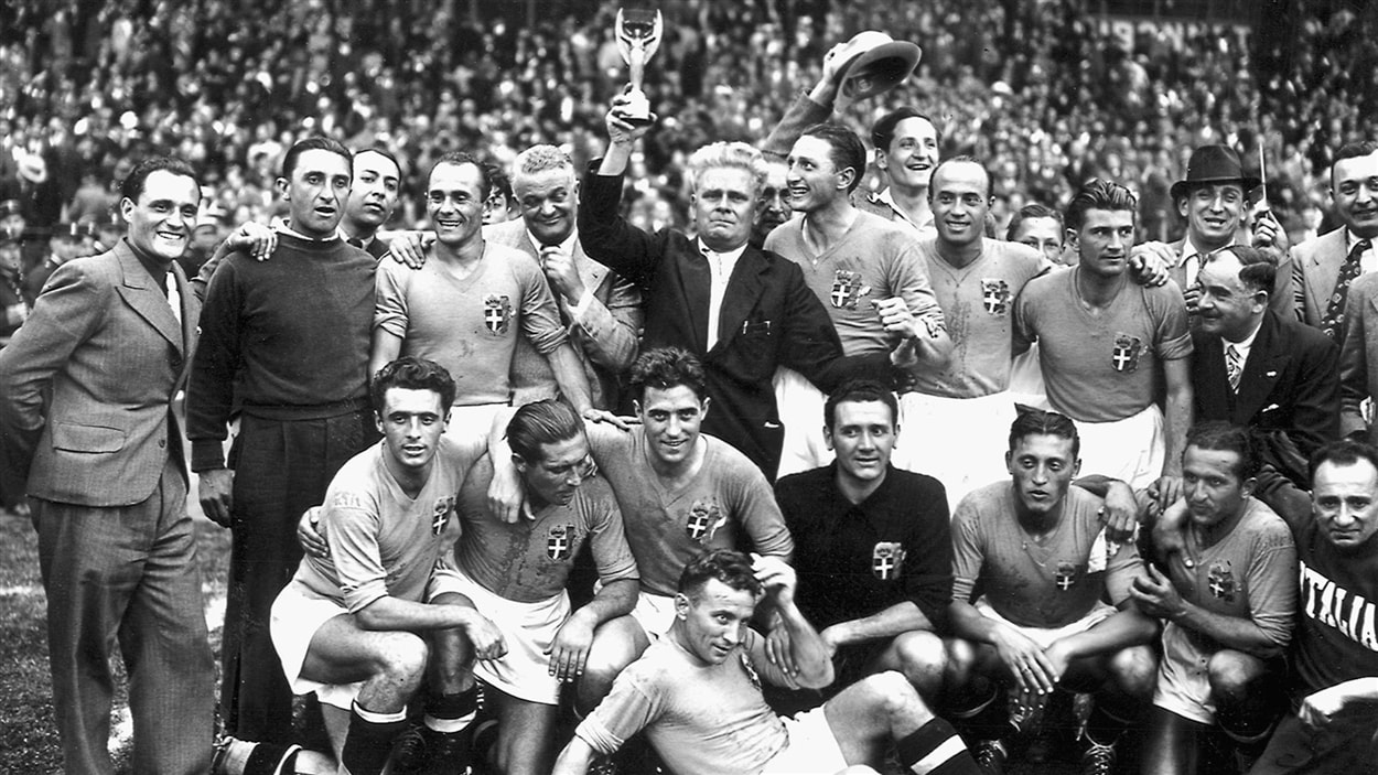 La sélection italienne après sa victoire de 4-1 sur la Hongrie en finale, le 19 juin 1938, à Paris.