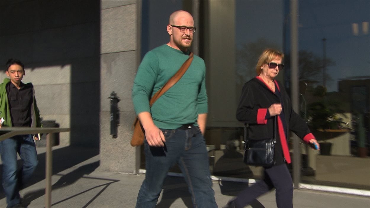 Gabriel Roy à sa sortie du tribunal