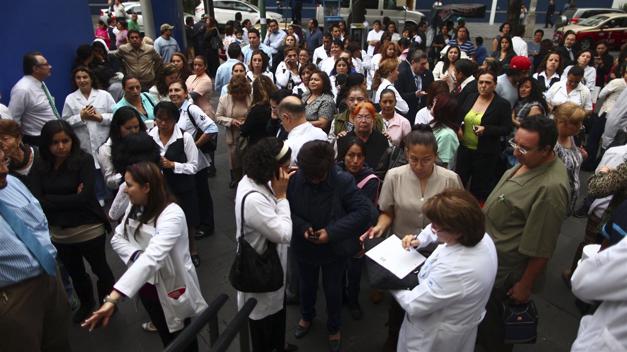 Le séisme a forcé l'évacuation de nombreux édifices. Ici, des employés d'un hôpital dans la ville de Mexico.