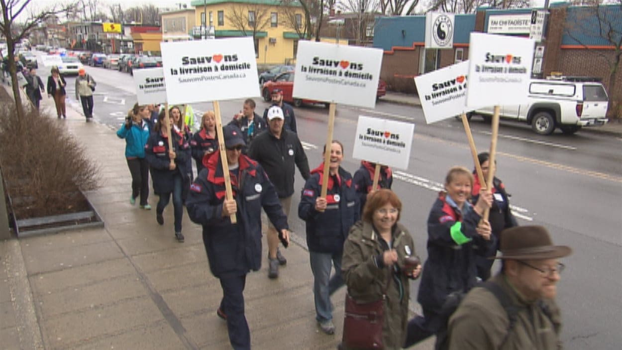 Plusieurs personnes ont manifesté ce matin dans les rues de Charlesbourg, à Québec.
