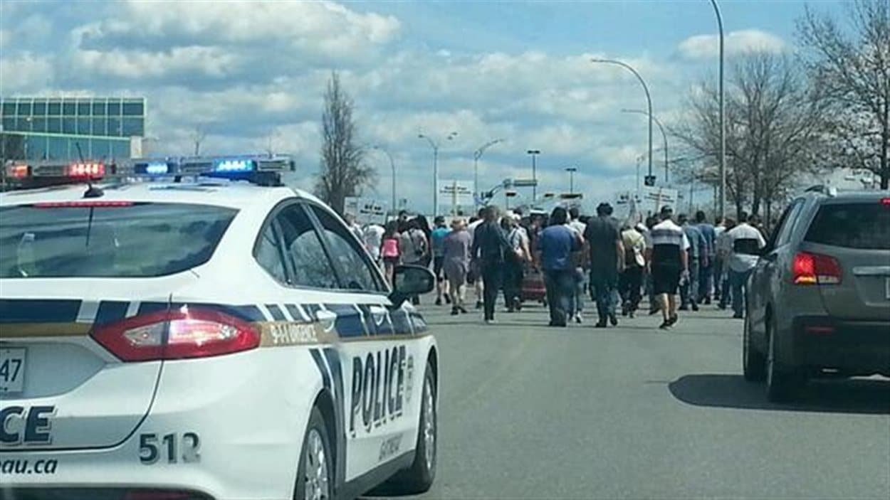 Une centaine de facteurs de l'Outaouais marchent contre les compressions à Poste Canada.