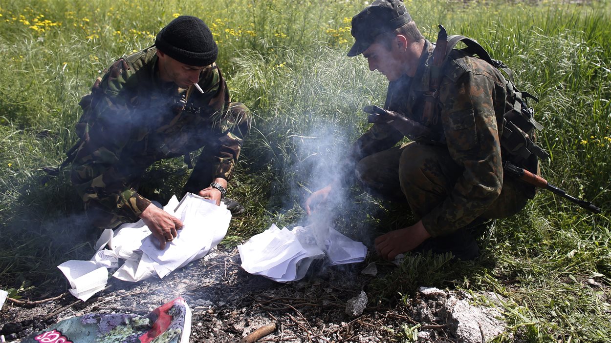 Des soldats ukrainiens ont saisi et brûlé des bulletins de vote du référendum sur l'indépendance dans l'est de l'Ukraine.