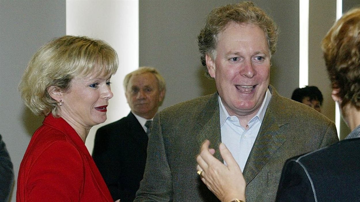 Julie Boulet, alors ministre des Transports, et l'ancien premier ministre Jean Charest, en août 2004.