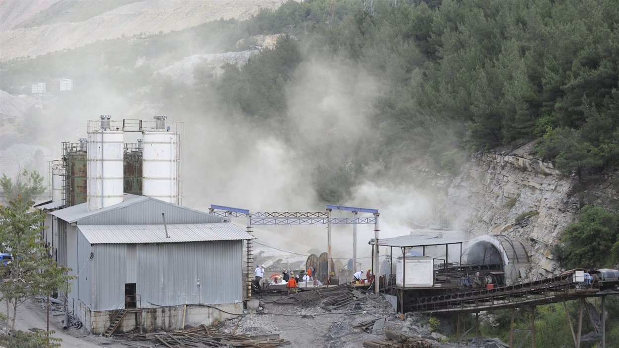 De la fumée s'échappe de la mine où des dizaines de mineurs sont toujours coincés.