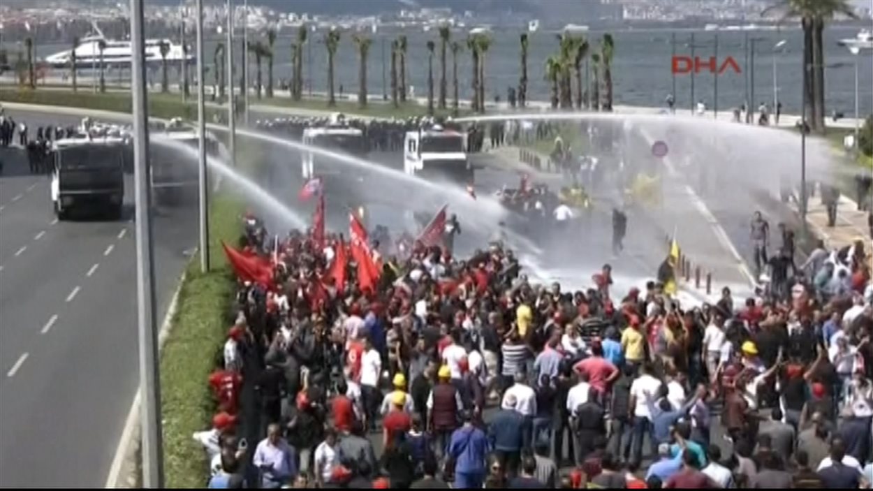 Des manifestants sont dispersés à l'aide de canon à eau.