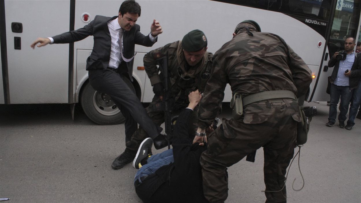 Le directeur adjoint du cabinet du premier ministre Recep Tayyip Erdogan frappe un manifestant à coups de pied.