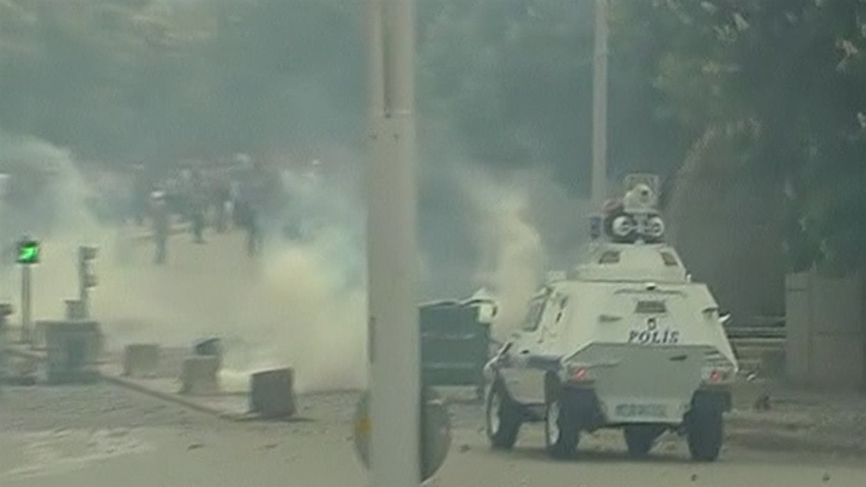 Des véhicules blindés lancent des gaz lacrymogènes dans la foule, à Soma.