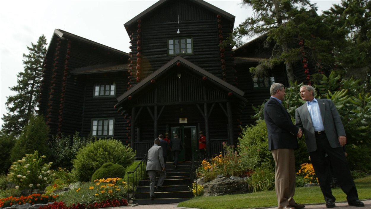 Le Château Montebello a accueilli Stephen Harper et George W. Bush lors du sommet de l'ALENA en 2007.