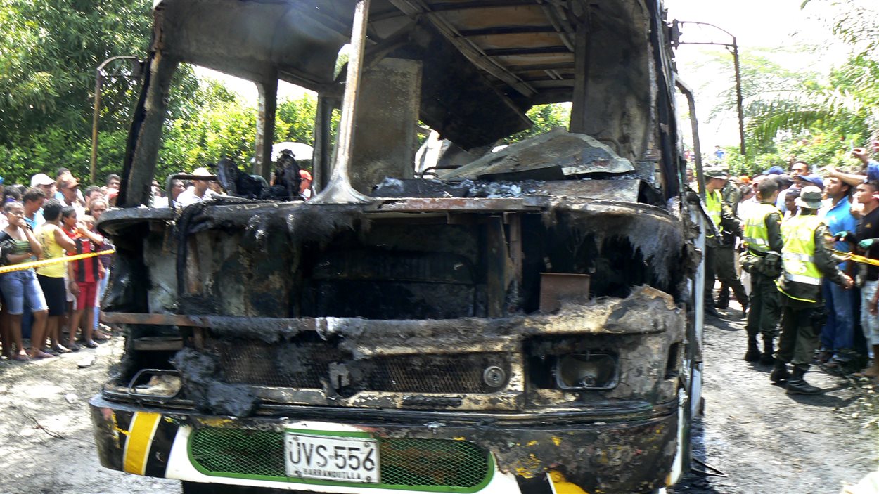 Les restes de l'autobus qui a brûlé, causant la mort de 31 enfants, en Colombie.