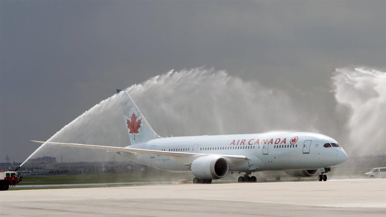 Le premier Boeing 787 Dreamliner de la compagnie Air Canada a été baptisé dimanche à l'aéroport de Toronto, à son arrivée en sol canadien.