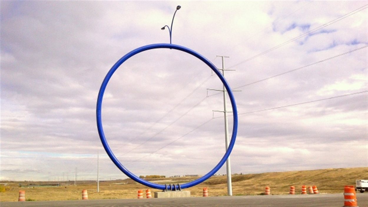 La sculpture controversée « Travelling Light » se trouve au coin de Deerfoot Trail et de la 96e Avenue N.-E.