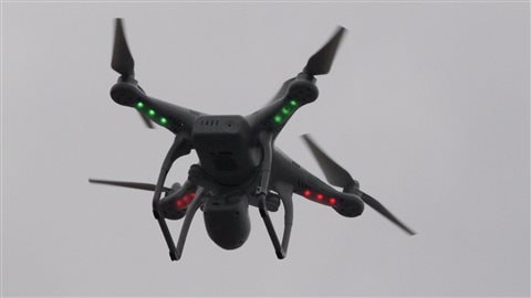 Un drone atterrit après avoir survolé les lieux d'une explosion qui a rasé deux immeubles à New York. 