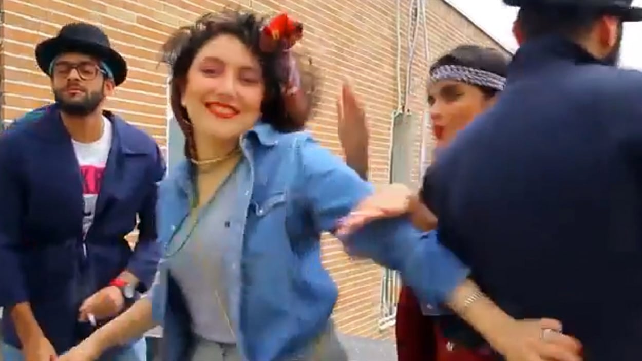 Une séquence du vidéoclip de la chanson « Happy » par des Iraniens.