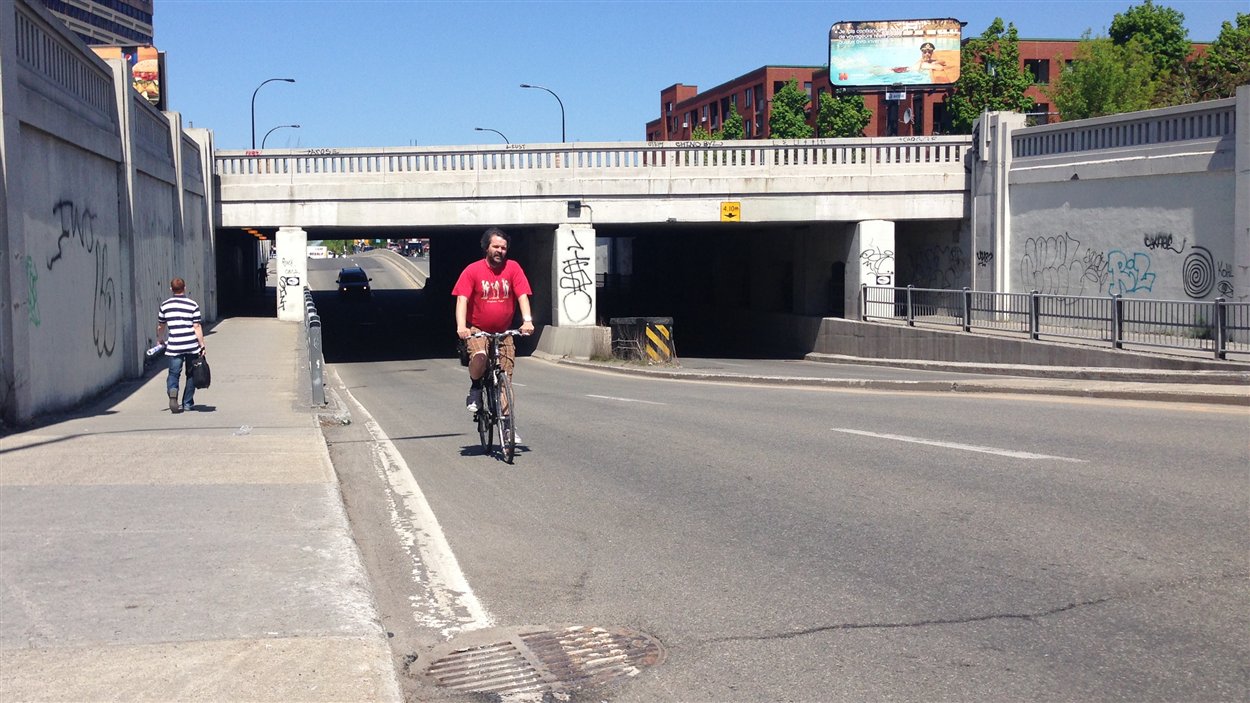 Un cycliste sous le viaduc Saint-Denis