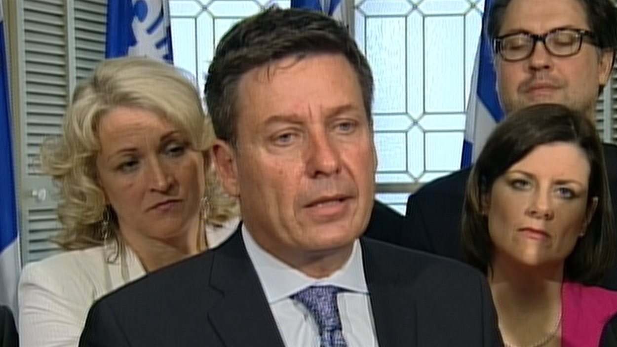 Le ministre des Affaires municipales, Pierre Moreau, est entouré de ses collègues Lise Thériault et Stéphanie Vallée.