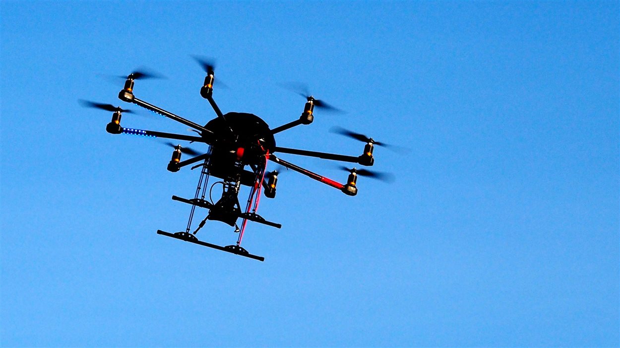 Un drone survole le ciel sans nuages
