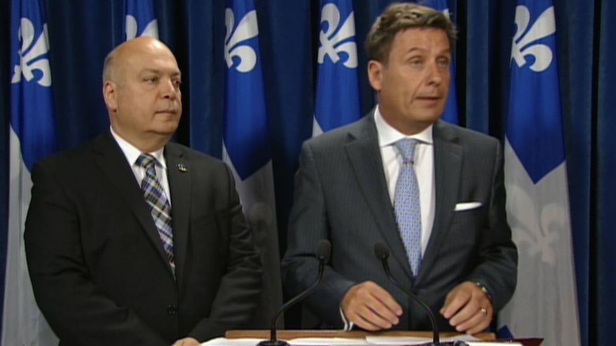 Le ministre des Affaires municipales, Pierre Moreau, à droite, en compagnie de Robert Poëti, ministre responsable de Montréal.
