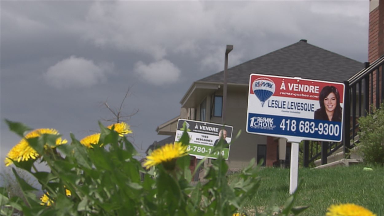 Les pancartes d'agents immobiliers se multiplient à Québec.