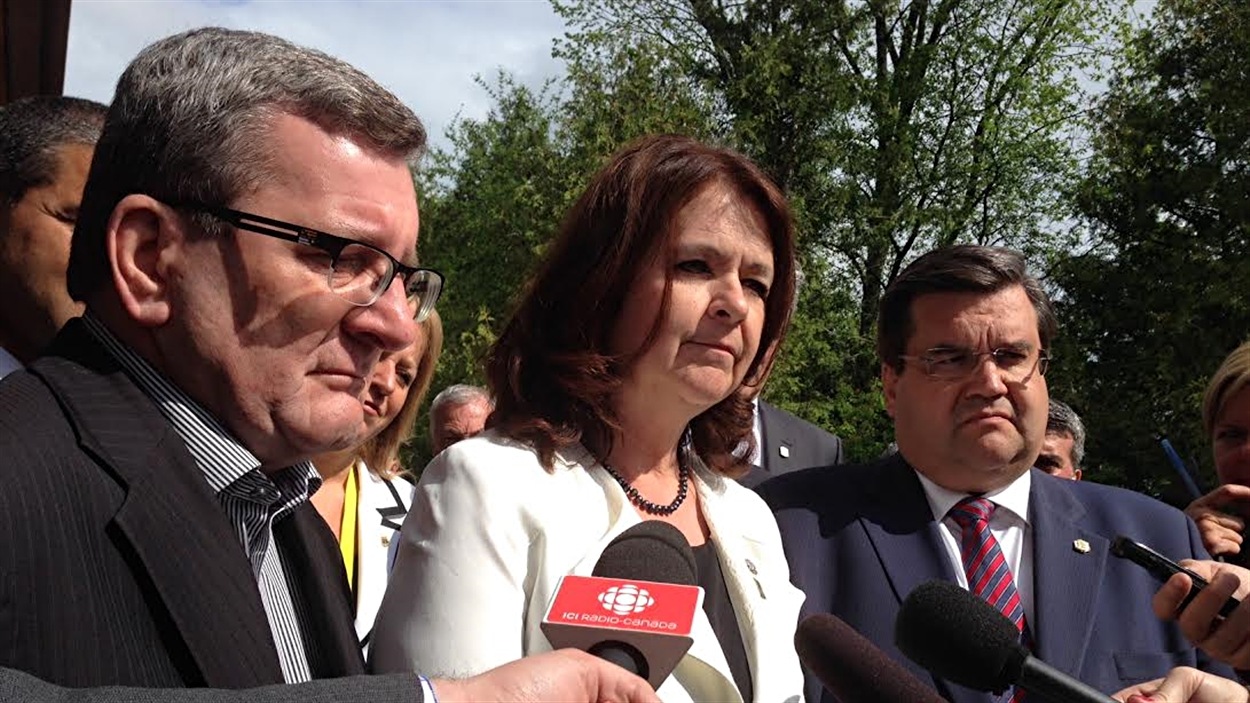 Les maires de Québec, Régis Labeaume (à gauche), de Sainte-Julie, Suzanne Roy, et de Montréal, Denis Coderre, lors d'un point de presse à Gatineau
