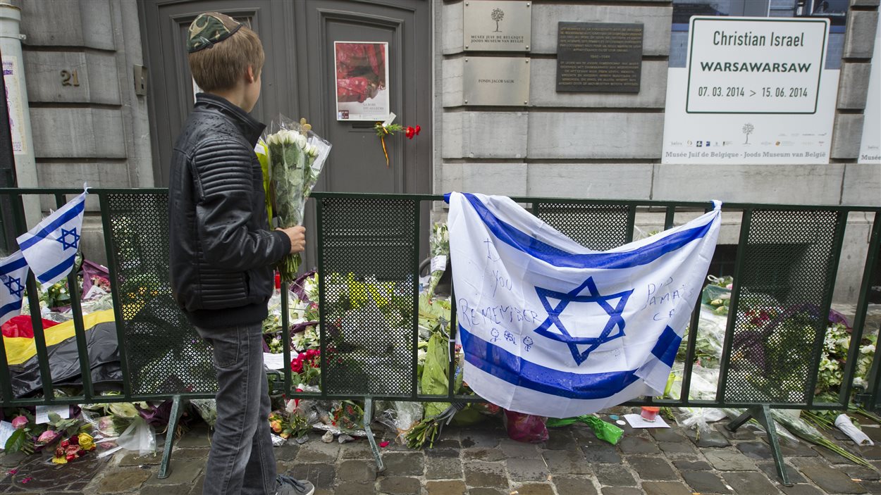 Un jeune juif vient rendre hommage aux victimes du Musée juif de Bruxelles.