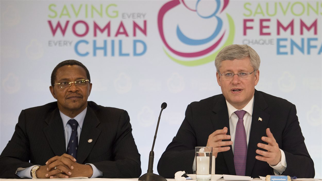 Stephen Harper, accompagné du président de la Tanzanie, Jakaya M. Kikwete, à l'ouverture du sommet intitulé « Sauver chaque femme, chaque enfant : un objectif à notre portée », à Toronto, le 28 mai