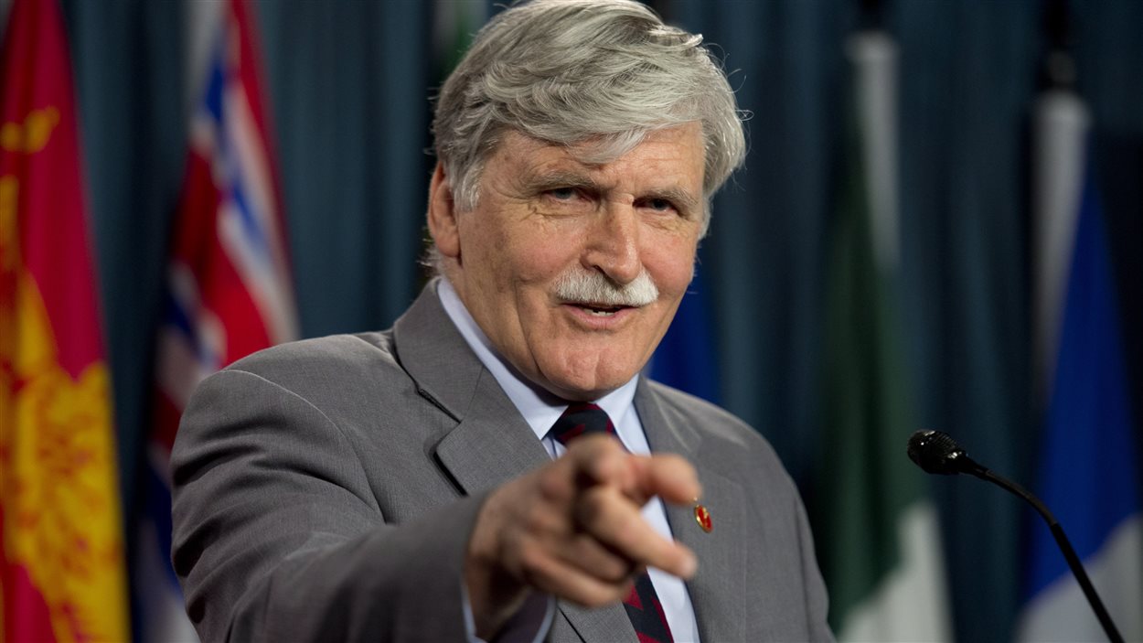 Roméo Dallaire avec les médias le jour de l'annonce de son départ à la retraite.