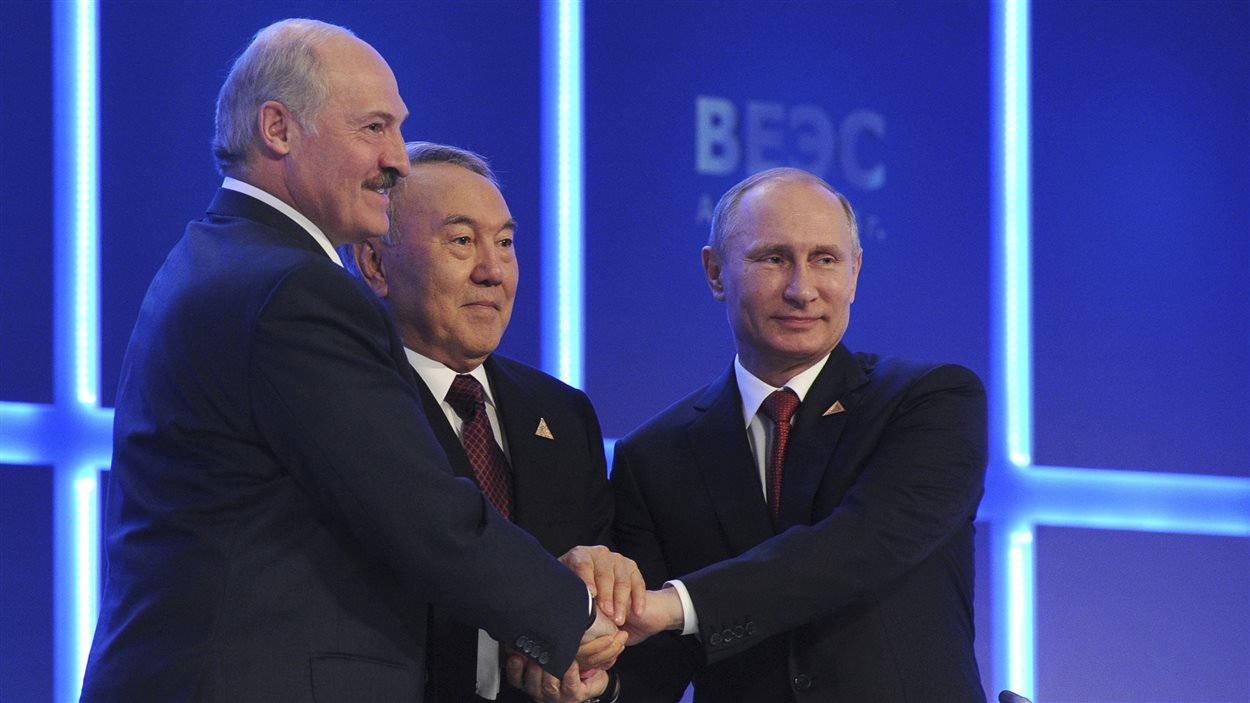 L'accord a été conclu jeudi à Astana. De gauche à droite, Alexandre Loukachenko, Noursoultan Nazarbaïev et Vladimir Poutine.