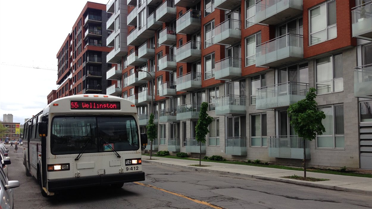 Un autobus du Réseau de transport de Longueuil à Montréal