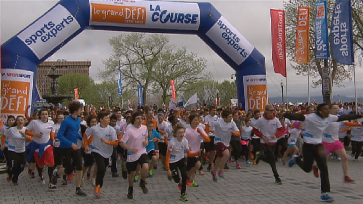 Des participants du course du grand défi Pierre Lavoie de l'école secondaire Les Etchemins à Lévis