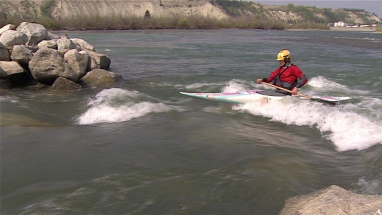 Un kayakiste navigue dans la section du fleuve Yukon considérée très dangereuse.