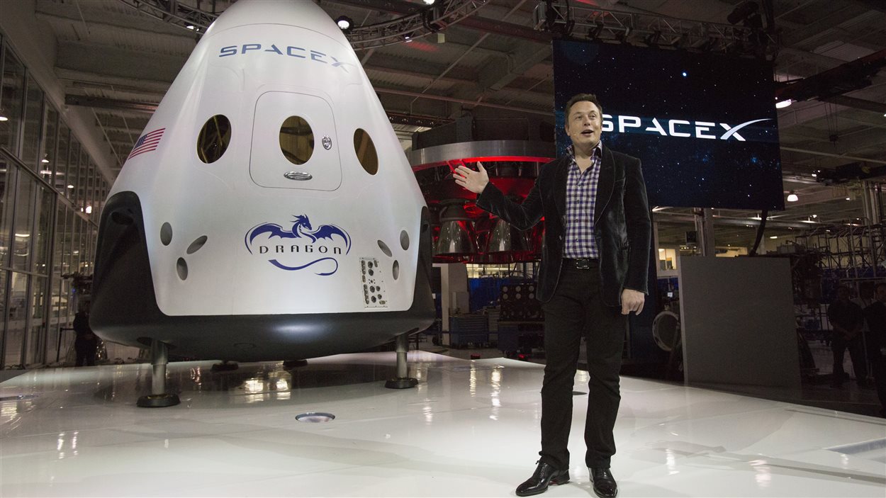 Le PDG de SpaceX, Elon Musk, lors du dévoilement du vaisseau Dragon V2, près de Los Angeles, en Californie, le 29 mai
