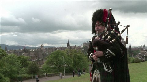 Un Écossais jouant de la cornemuse