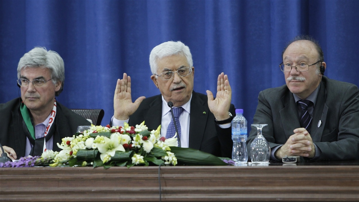 Mahmoud Abbas (au centre) et des militants propalestiniens d'origine française.